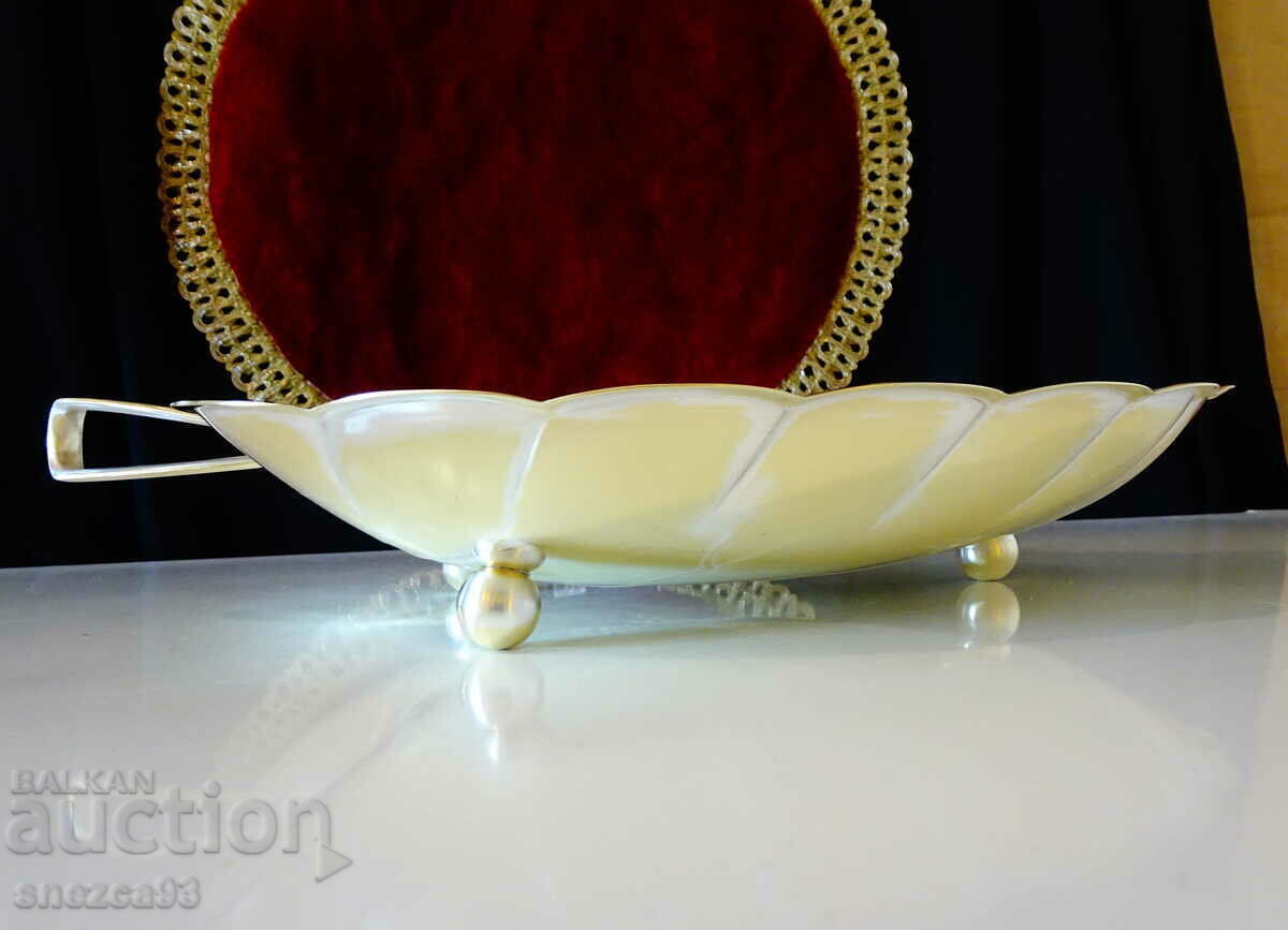 Delivery of Bronze fruit bowl, embossed leaf by Quist Delivery of Bronze fruit bowl, embossed leaf by Quist