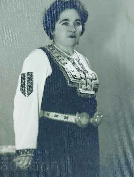 Auction WEARING PAFTI PEARL BELT PHOTOGRAPH KINGDOM OF BULGARIA Auction WEARING PAFTI PEARL BELT PHOTOGRAPH KINGDOM OF BULGARIA