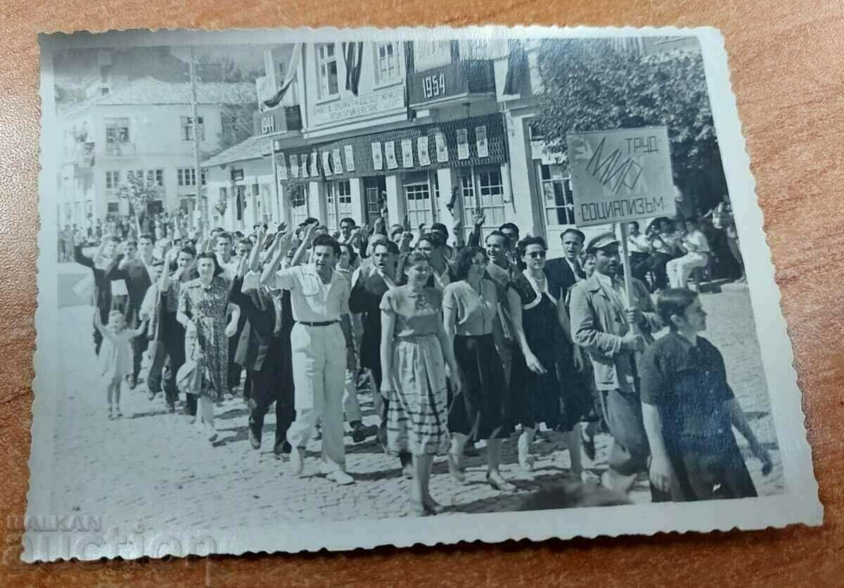 1954 РАНЕН СОЦ МАНИФЕСТАЦИЯ СТАРА СНИМКА ФОТОГРАФИЯ