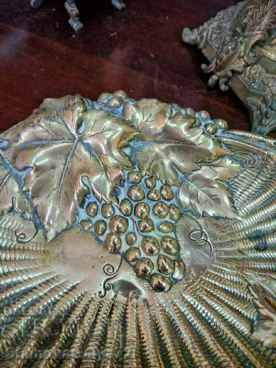 Delivery of A beautiful antique English fruttiere bomboniere bronze messi Delivery of A beautiful antique English fruttiere bomboniere bronze messi