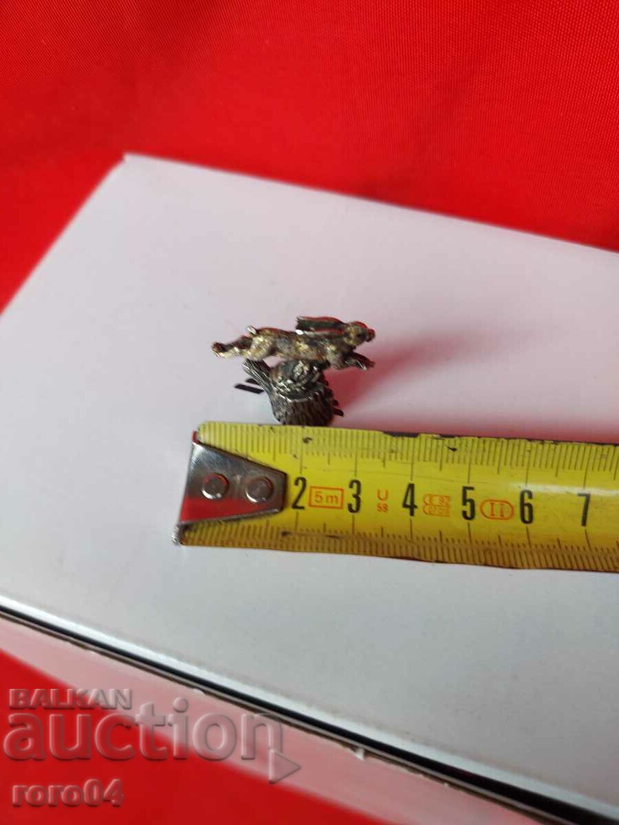 SILVER iepuras cu preț 90.00 BGN | € 46.02 SILVER iepuras cu preț 90.00 BGN | € 46.02