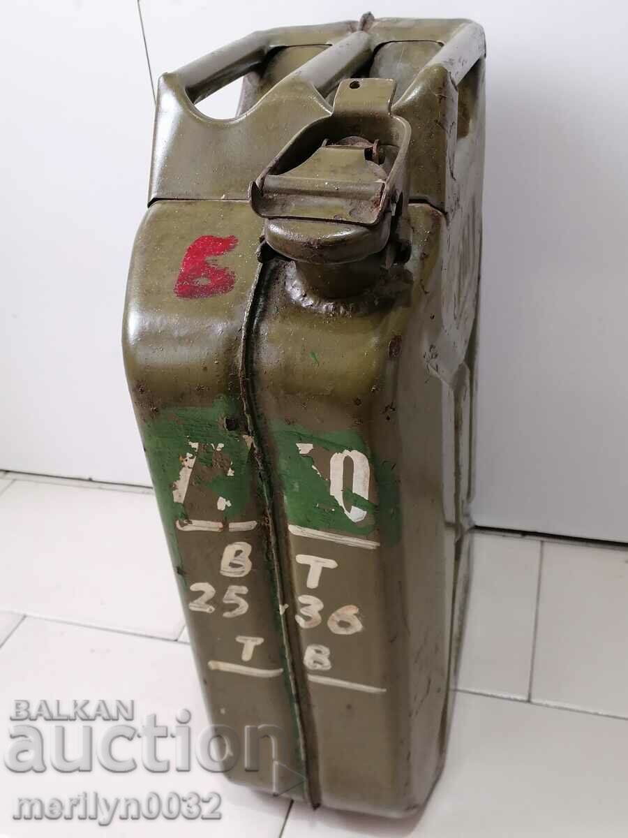 Tub de combustibil rusesc 20 litri NRB 70s real social cu preț 46.00 BGN | € 23.52 Tub de combustibil rusesc 20 litri NRB 70s real social cu preț 46.00 BGN | € 23.52