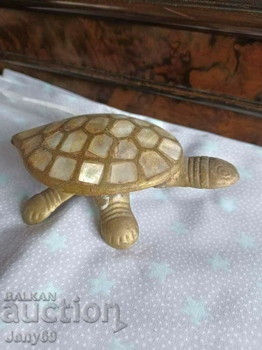 Бронзова фигура на костенурка с инкрустации от седеф