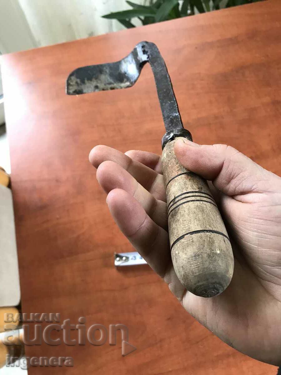 Auction  KNIFE INSTRUMENT FOR TRIMING THE HOOF OF A DONKEY