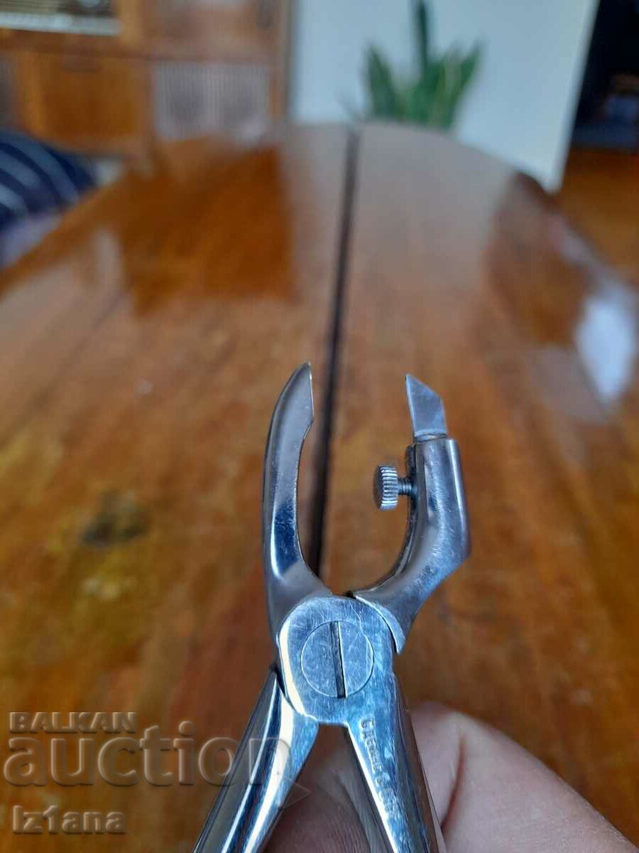 Auction Old dental pliers Auction Old dental pliers