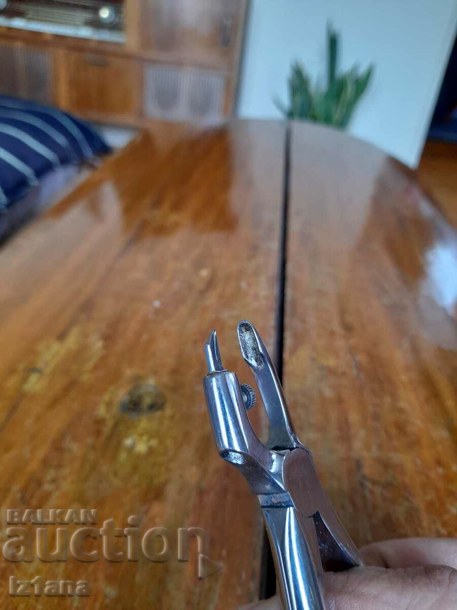 Delivery of Old dental pliers Delivery of Old dental pliers