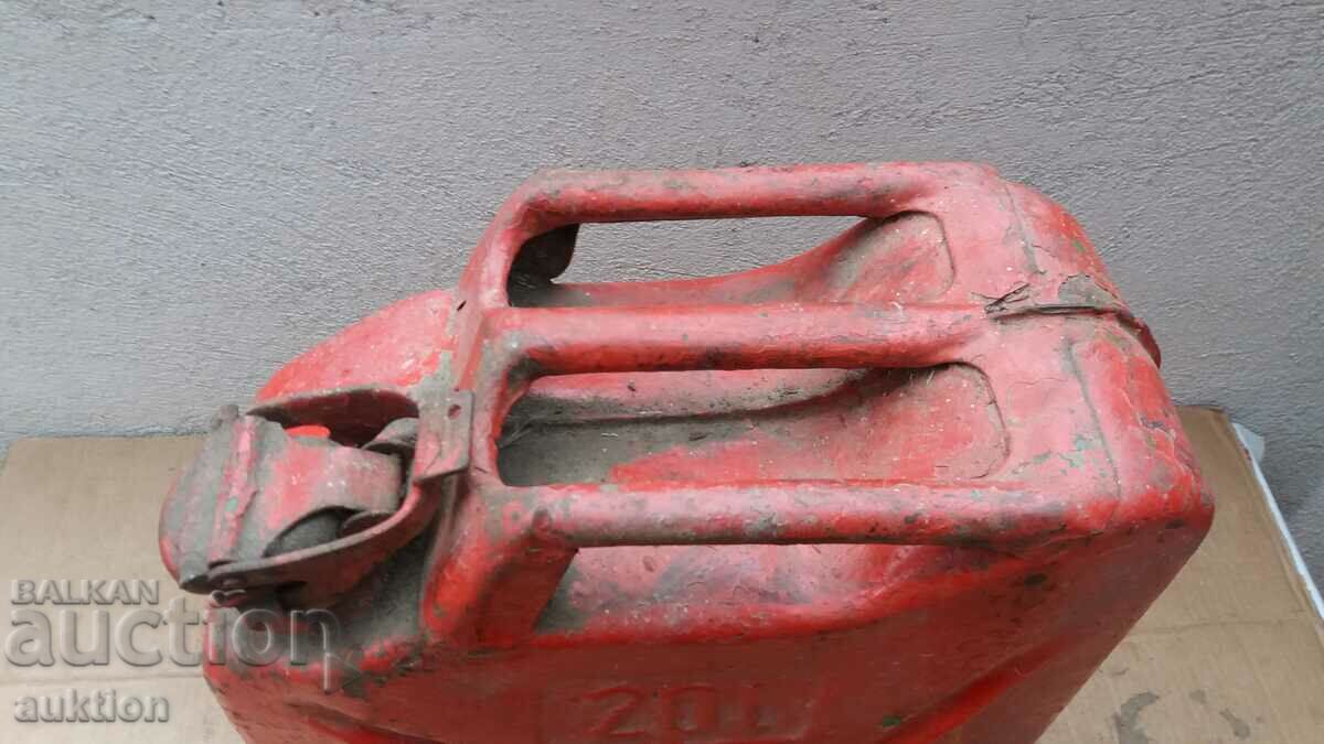 Auction MASSIVE METAL MILITARY FUEL CAN - 20 LITERS Auction MASSIVE METAL MILITARY FUEL CAN - 20 LITERS
