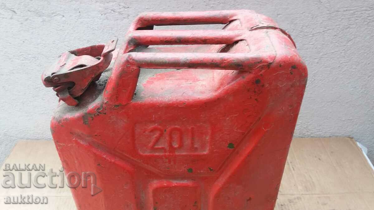 Delivery of MASSIVE METAL MILITARY FUEL CAN - 20 LITERS Delivery of MASSIVE METAL MILITARY FUEL CAN - 20 LITERS