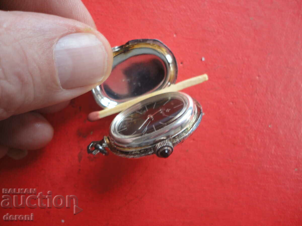 Delivery of Swiss women's watch Royal medallion pendant Delivery of Swiss women's watch Royal medallion pendant