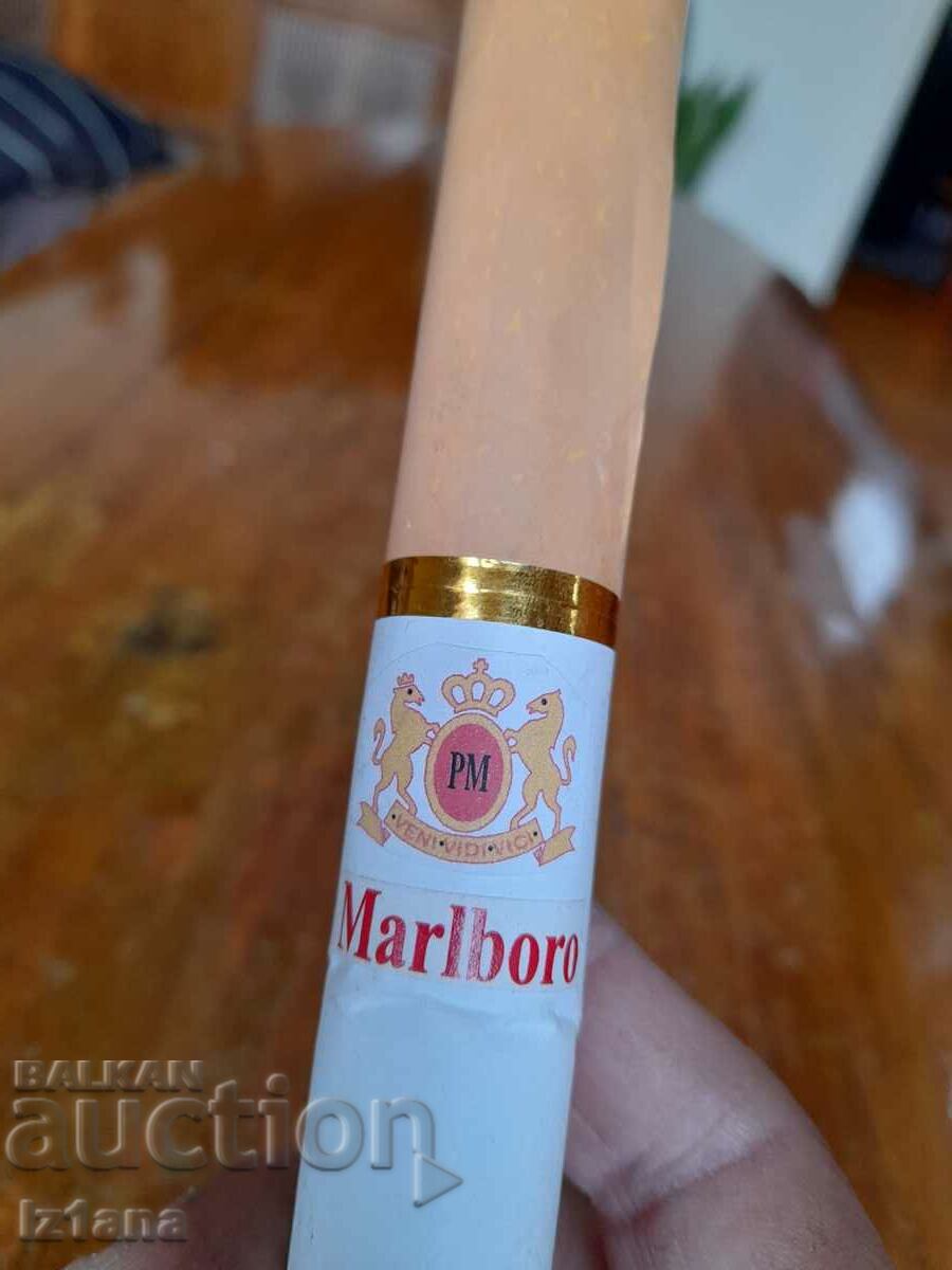 Delivery of Marlboro souvenir cigarette Delivery of Marlboro souvenir cigarette