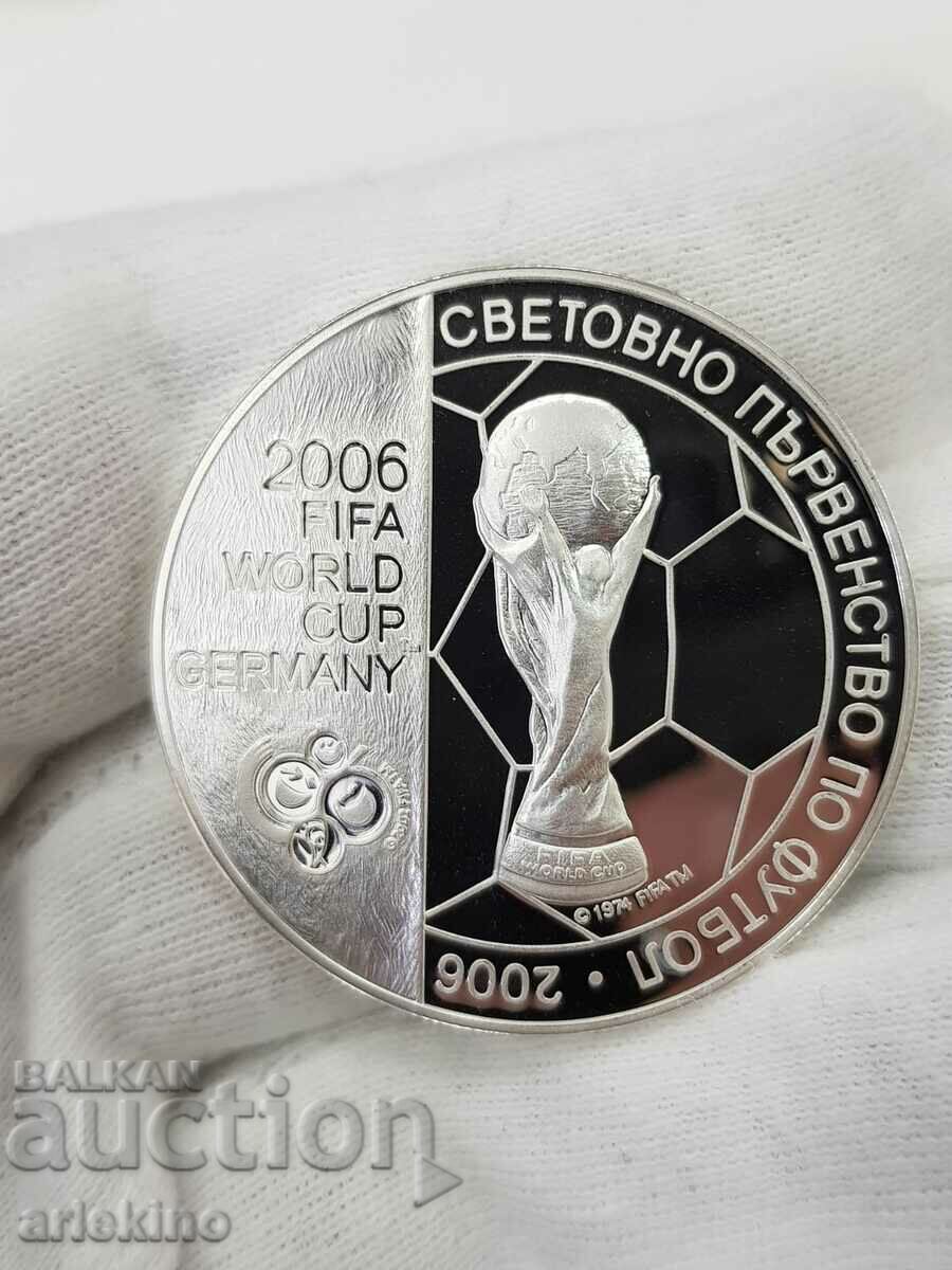 Frumoasă monedă jubiliară 5 BGN 2003. Fotbal FIFA 2006