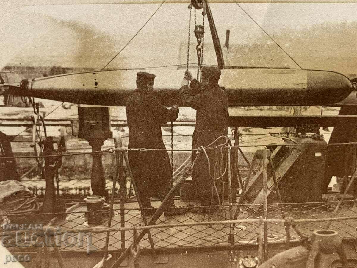 Το βουλγαρικό αντιτορπιλικό Torpedo φορτώνει την παλιά φωτογραφία Το βουλγαρικό αντιτορπιλικό Torpedo φορτώνει την παλιά φωτογραφία