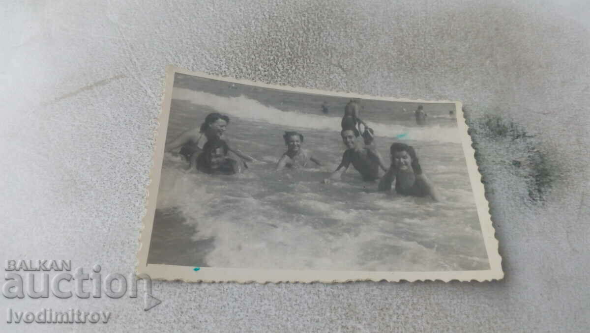 Fotografie Tineri și femei pe plajă 1948