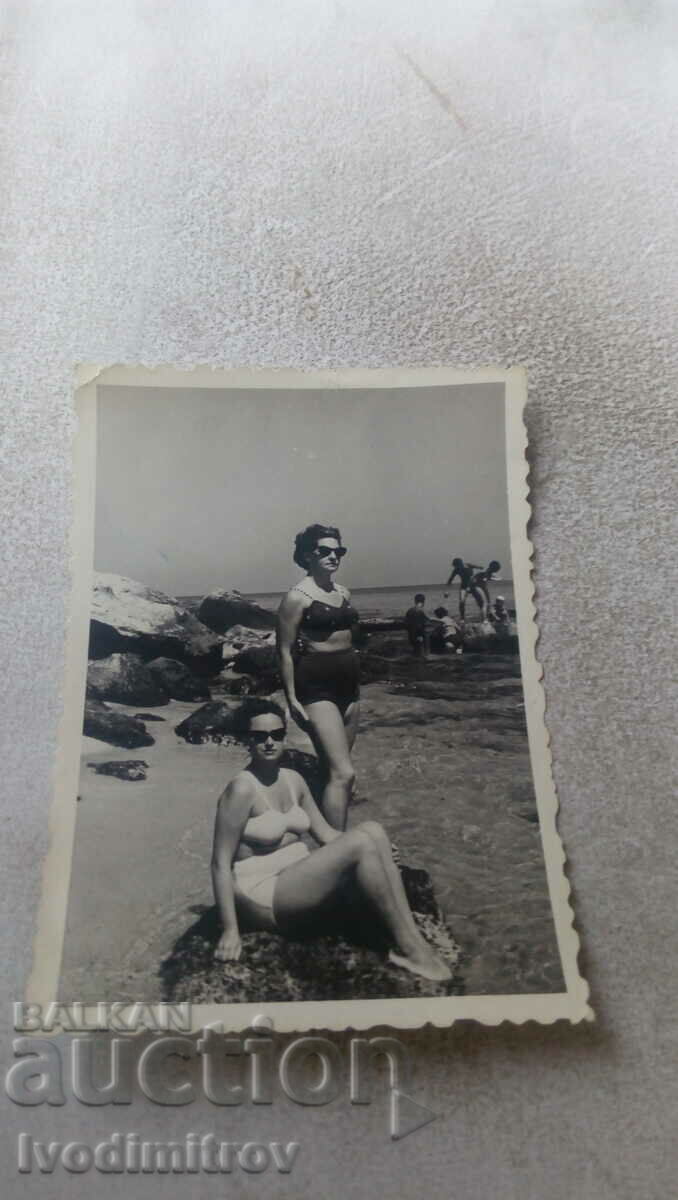 Photo Two women on the beach