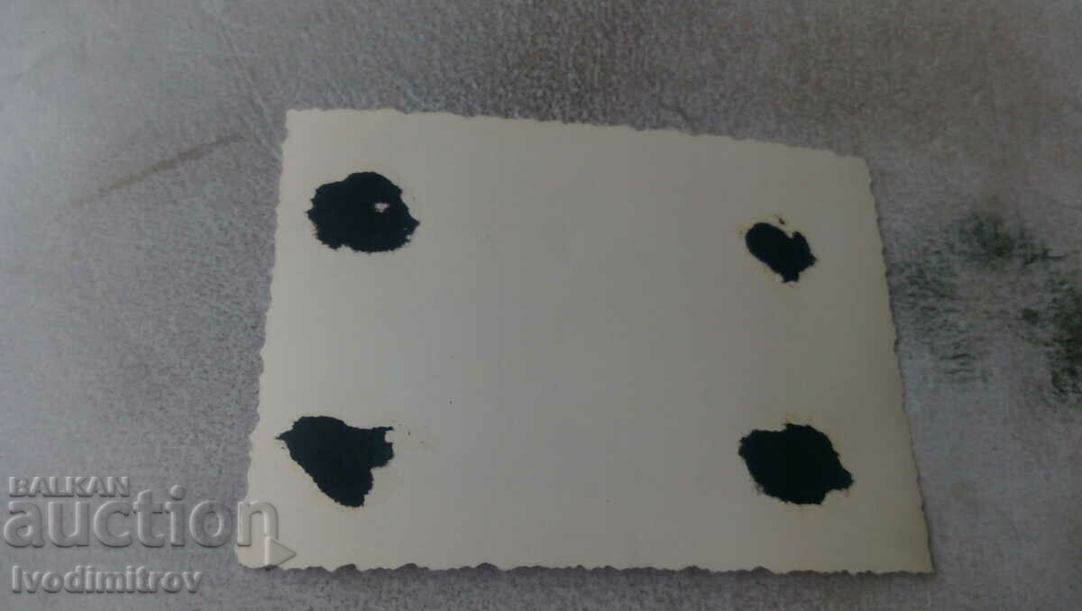 Φωτογραφία Ένας άντρας και μια γυναίκα με φαρδύ καπέλο στην παραλία με τιμή 1.65 BGN | € 0.84 Φωτογραφία Ένας άντρας και μια γυναίκα με φαρδύ καπέλο στην παραλία με τιμή 1.65 BGN | € 0.84