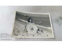 Снимка Жена с широкопола шапка на плажа