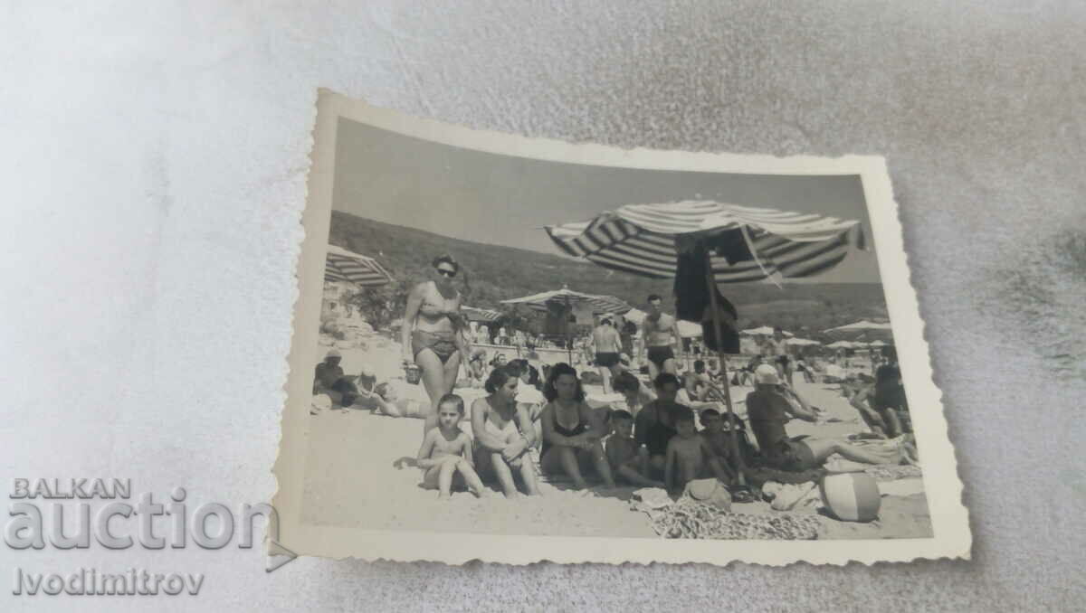 Снимка Жени и деца на плажа