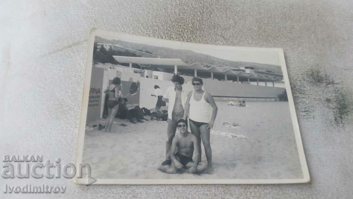 Φωτογραφία Βάρνα Τρεις άνδρες στην παραλία