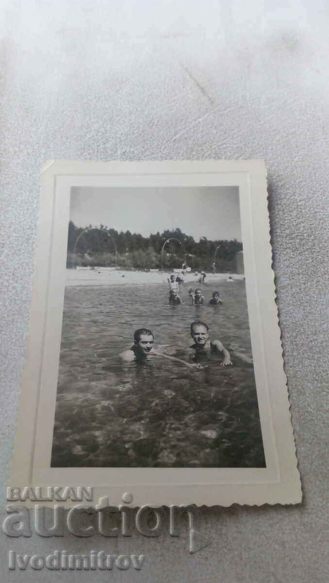 Снимка Лъджене Двама мъже в плувният басейн