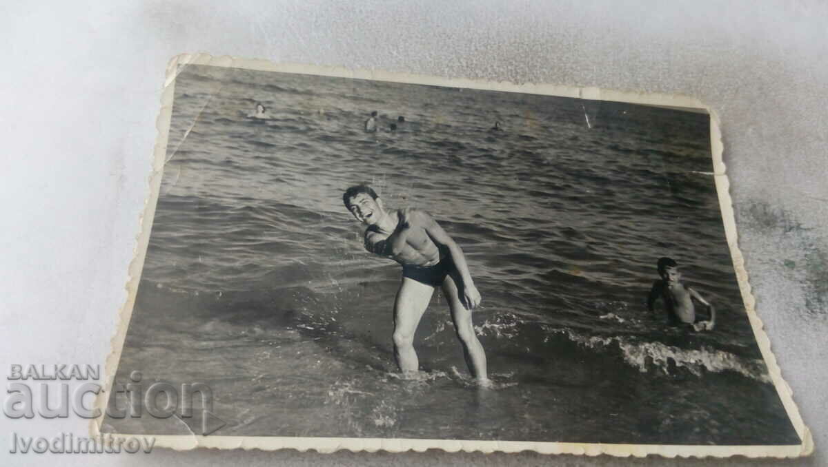 Снимка Дружба Мъж и малко момче на брега на морето 1962