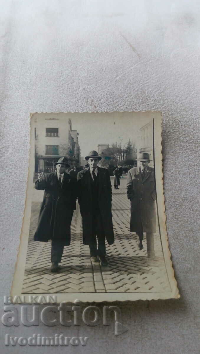 Снимка София Трима мъже на разходка по бул. Царъ Освободител