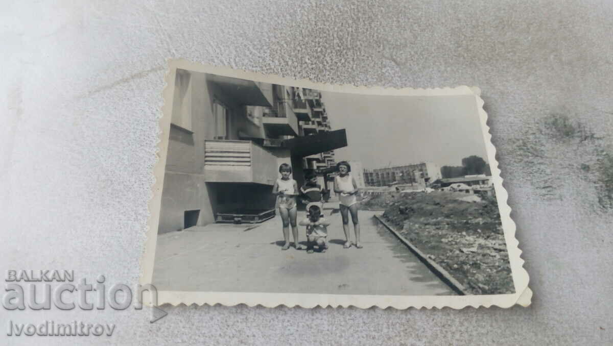 Снимка София Четири деца пред вход на панелен блок