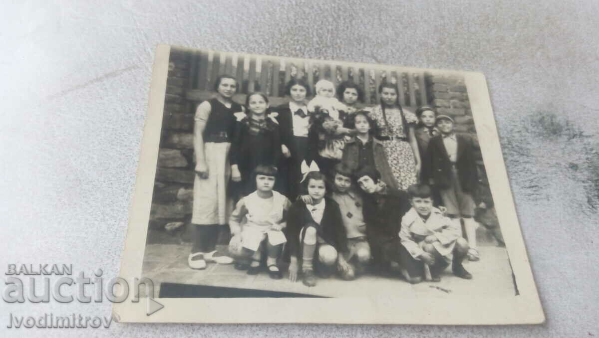 С-ка София Жени момчета и момичета пред дървена ограда 1937