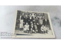 S. Sophia Femei băieți și fete în fața unui gard de lemn 1937