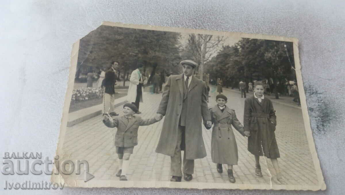 Снимка София Мъж момиче и две момчета в Парка на свободата