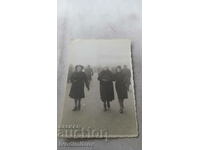 Φωτογραφία Σοφία Τρεις γυναίκες με χειμωνιάτικα παλτό σε μια βόλτα
