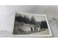 Foto Doi bărbați, femei și doi copii pe un drum în munți, 1940