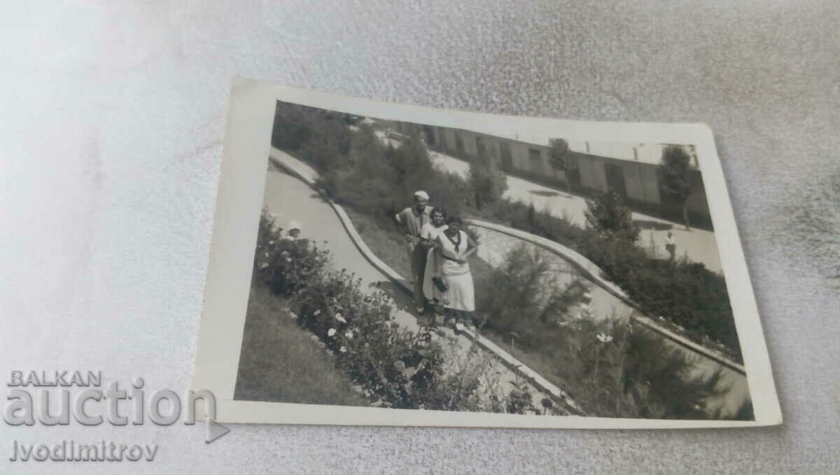 Φωτογραφία Βάρνα Ένας άντρας και δύο γυναίκες στο Sea Garden 1932