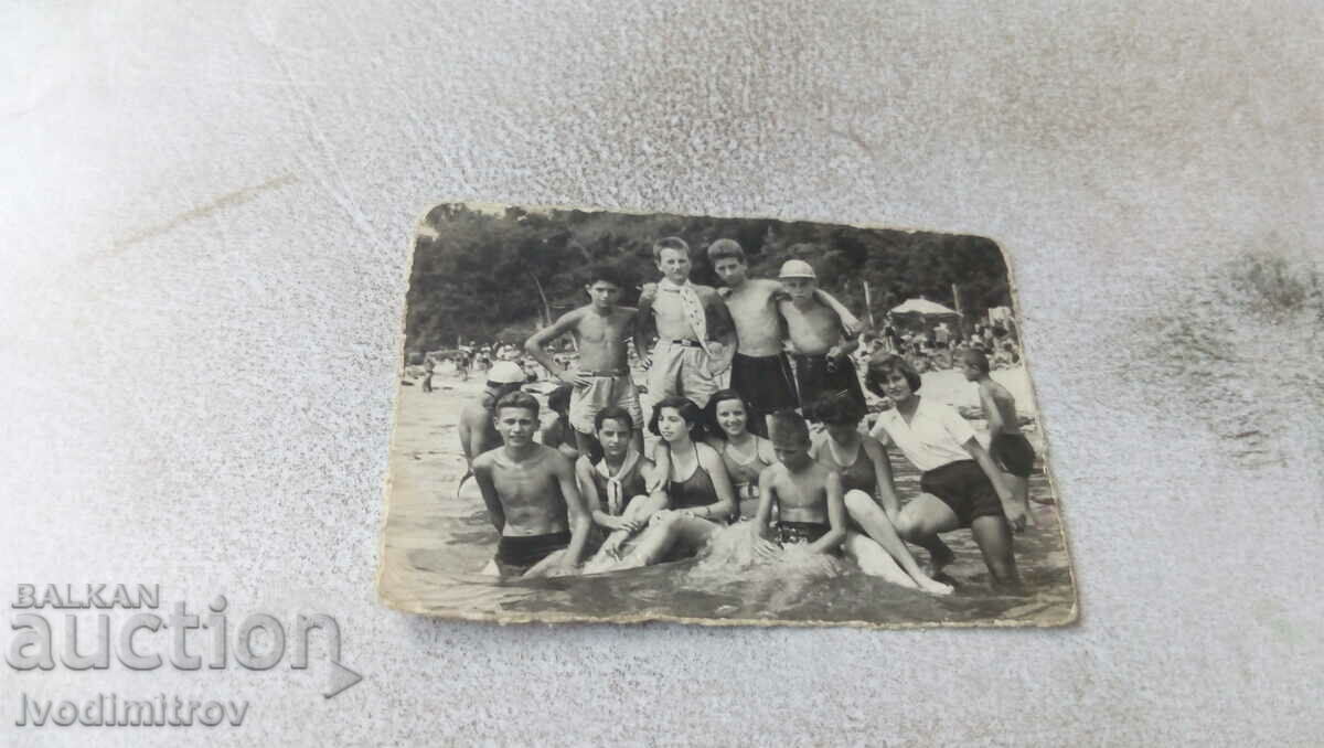 Φωτογραφία Κορίτσια και αγόρια στην παραλία