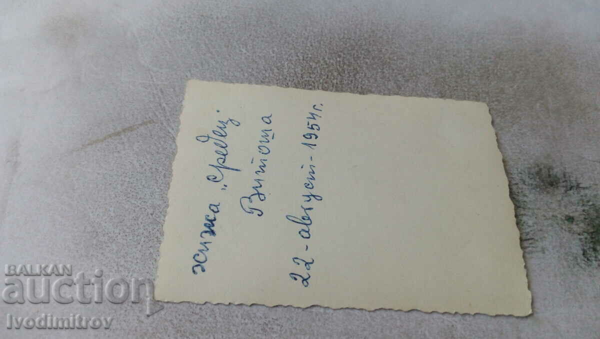 Снимка Мъж с къси панталони на скала на Витоша 1954 с цена 2.35 лв. | € 1.20 Снимка Мъж с къси панталони на скала на Витоша 1954 с цена 2.35 лв. | € 1.20