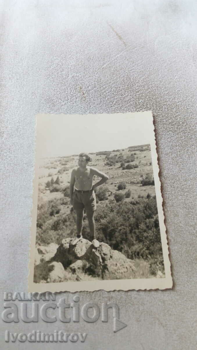 Foto Om în pantaloni scurți pe o stâncă din Vitosha 1954