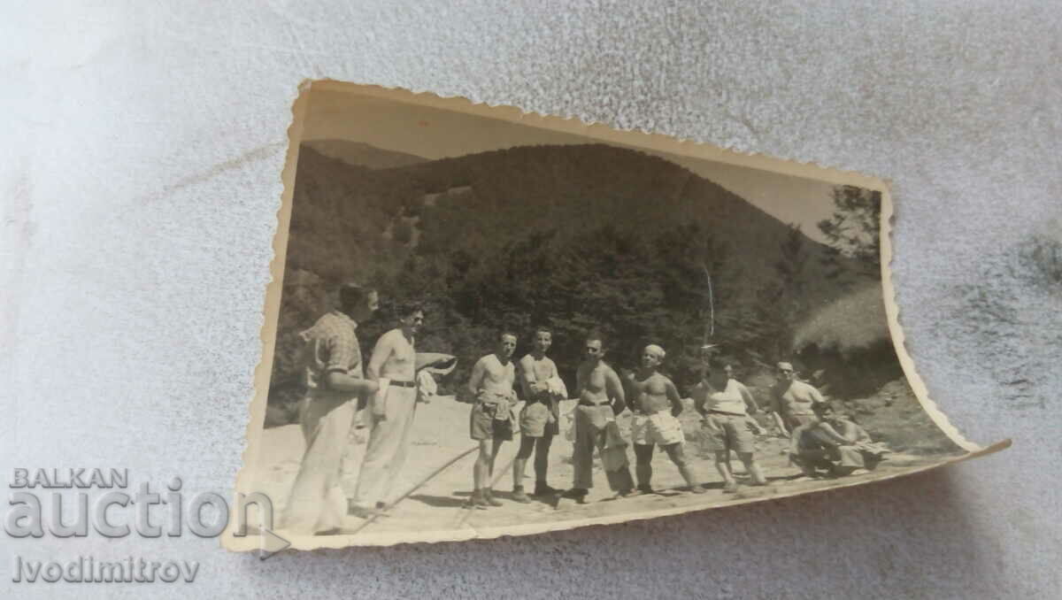 Foto Bărbați în pantaloni scurți de-a lungul unei căi ferate
