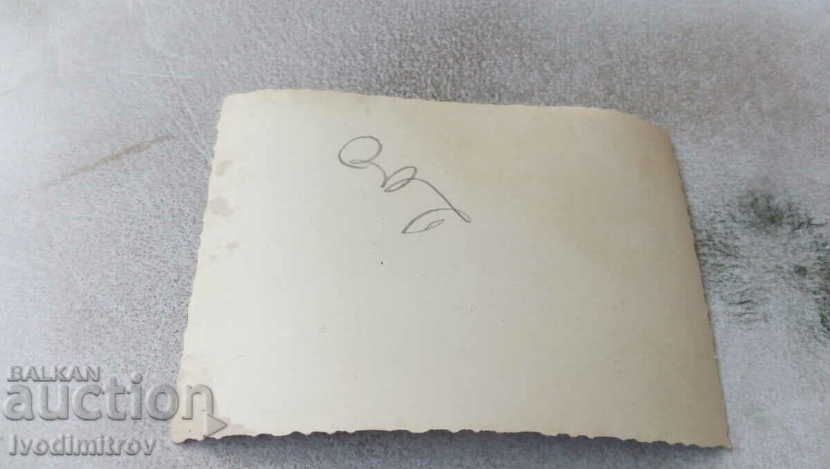 Photo Men and women running on the sea with price 1.45 BGN | € 0.74 Photo Men and women running on the sea with price 1.45 BGN | € 0.74