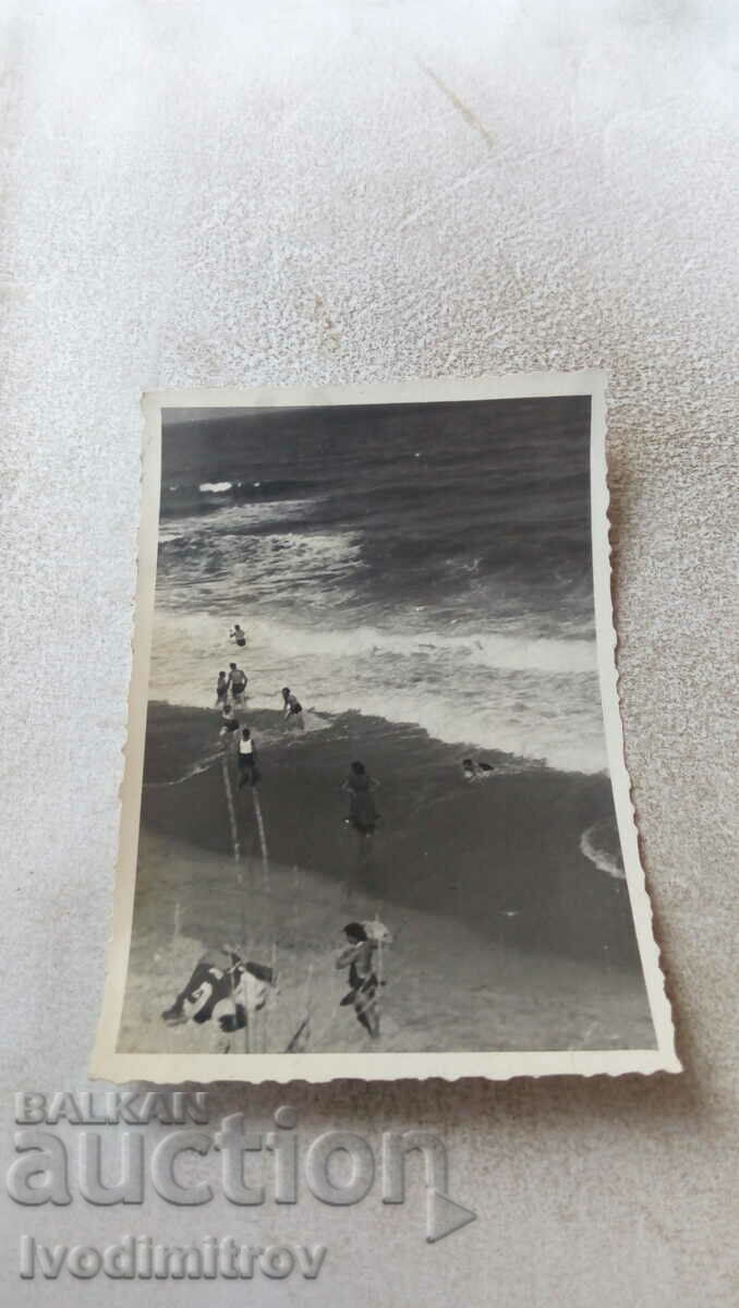 Photo Men and women running on the sea