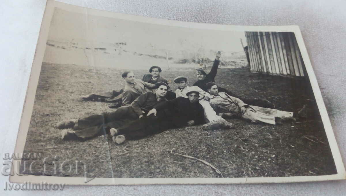 Photo Young people lying on the grass