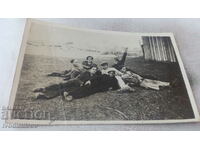 Снимка Младежи легнали на тревата