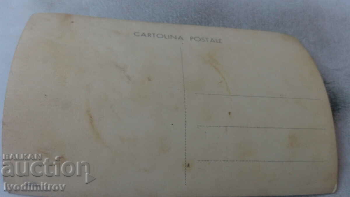 Φωτογραφία Άνδρες, γυναίκες και παιδιά μπροστά σε μια σπηλιά με τιμή 1.85 BGN | € 0.95