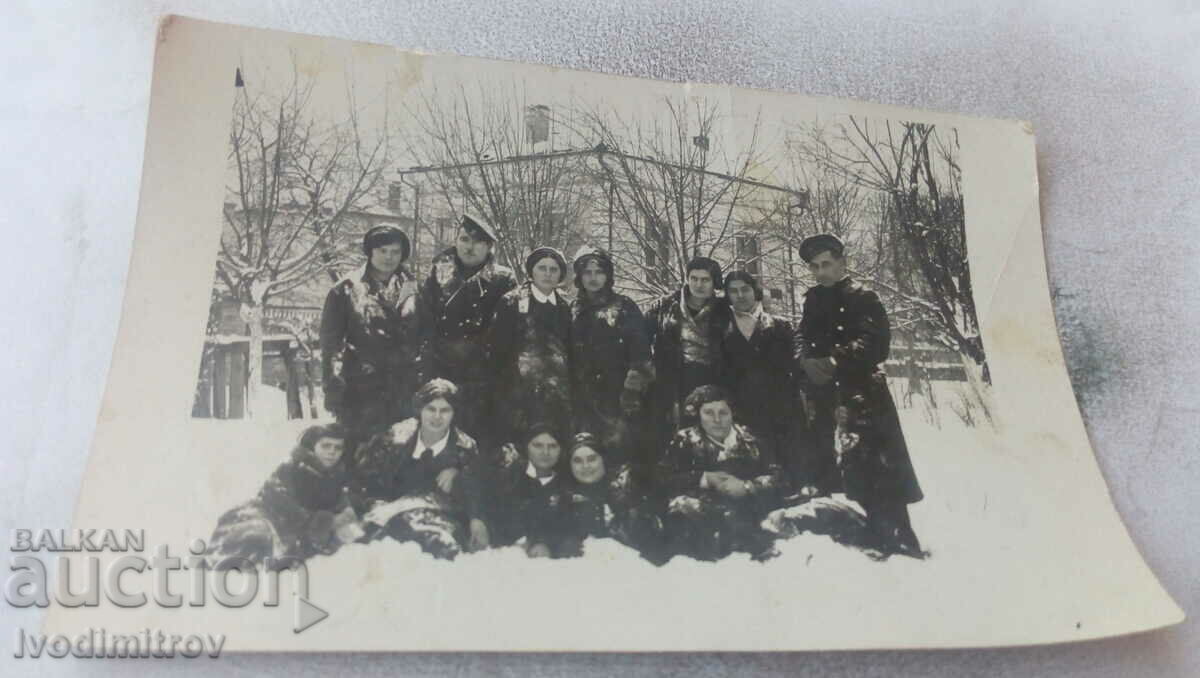 Photo Pupils in the park in the winter of 1935