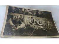 Снимка Мъже жени и деца на пикник на поляната