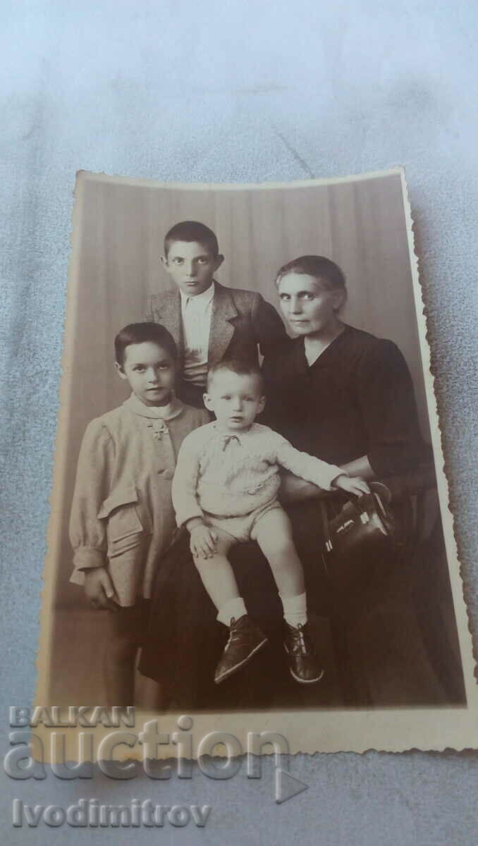 Photo Woman and three children