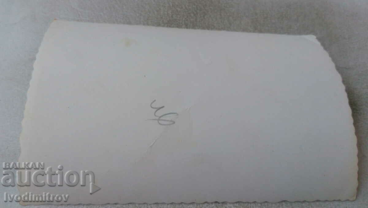 Φωτογραφία Τέσσερις γυναίκες στο πάρκο με τιμή 1.25 BGN | € 0.64 Φωτογραφία Τέσσερις γυναίκες στο πάρκο με τιμή 1.25 BGN | € 0.64