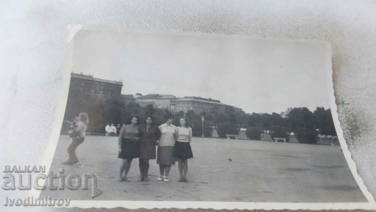 Снимка Четири жени в парка