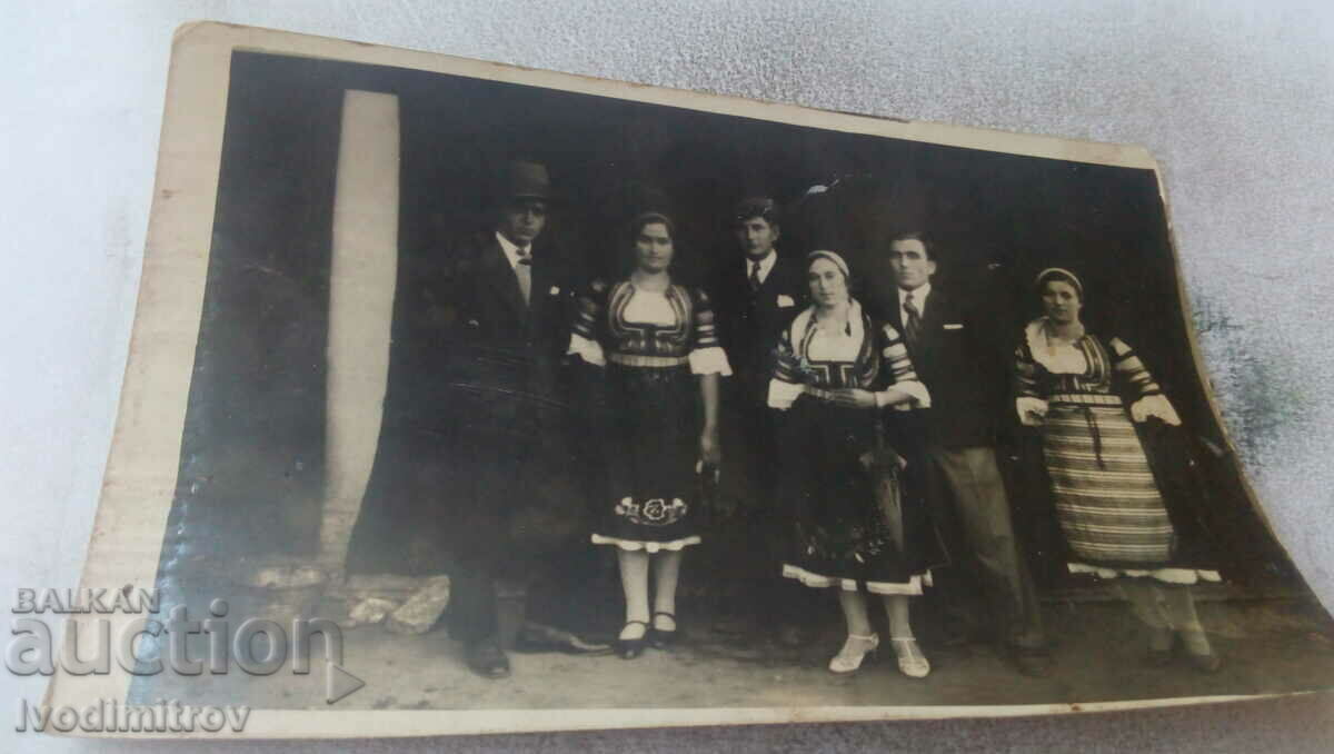 Foto Trei bărbați și trei femei în costume populare