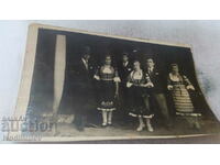 Foto Trei bărbați și trei femei în costume populare