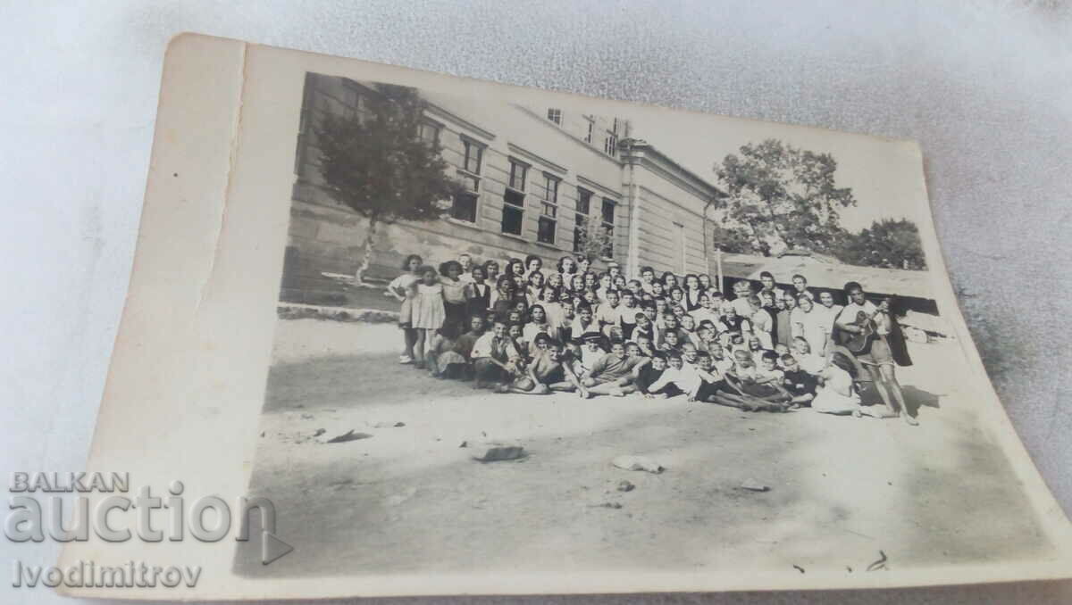 Снимка Ученици със свои учители в двора на училището