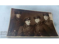 Снимка Четирима войници